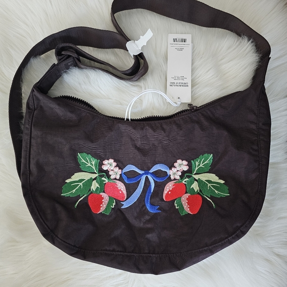 NWT BAGGU UO Exclusive Medium Nylon Crescent Bag Strawberry Embroidered - Picture 4 of 4